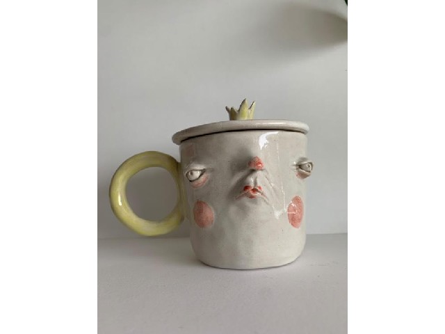 Kubek z twarzą w lekkim grymasie – ceramika z duszą
