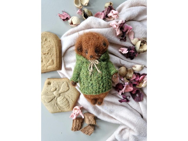 Ruda lisiczka w zielonym sweterku z kapturem – ręcznie robiona kolekcjonerska zabawka