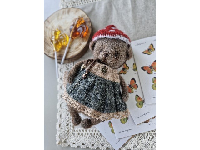 Miś w zielonej sukience i grzybkowej czapce – ręcznie robiona zabawka z duszą