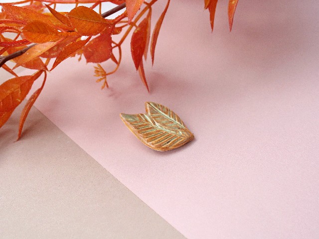 Broszka ceramiczna liść