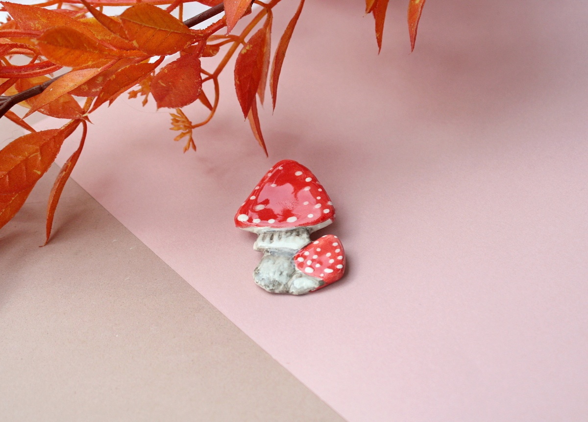 Broszka ceramiczna muchomor