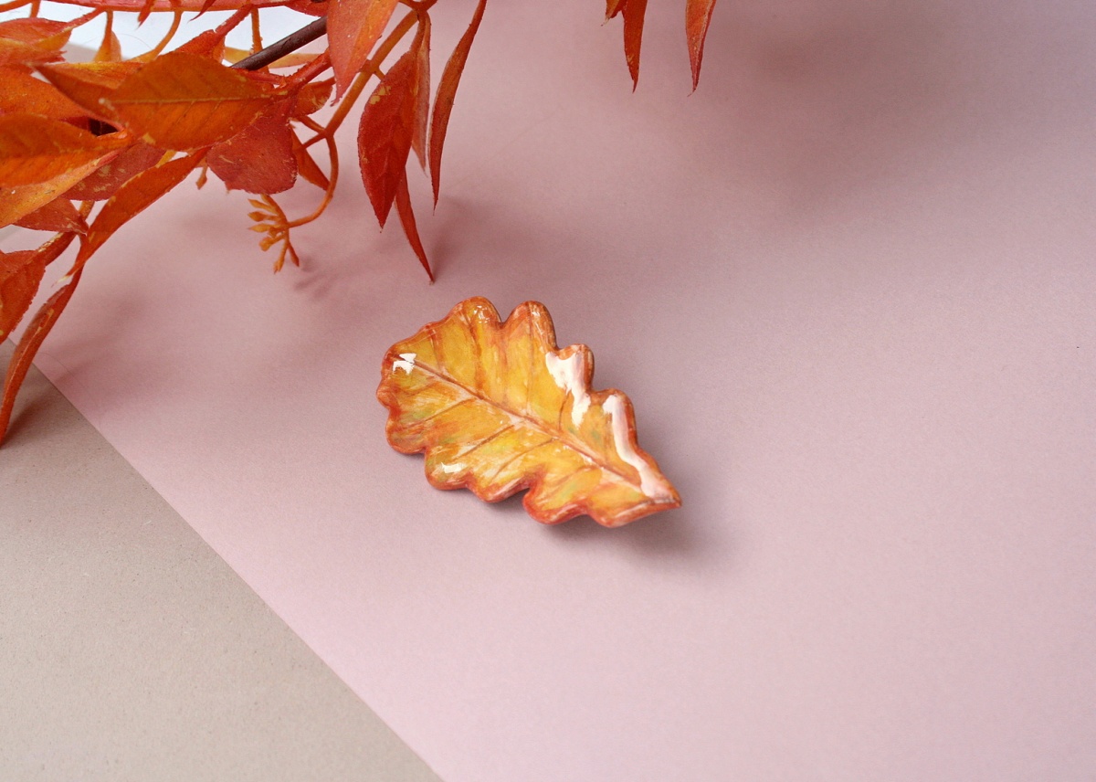 Broszka ceramiczna liść dębu  