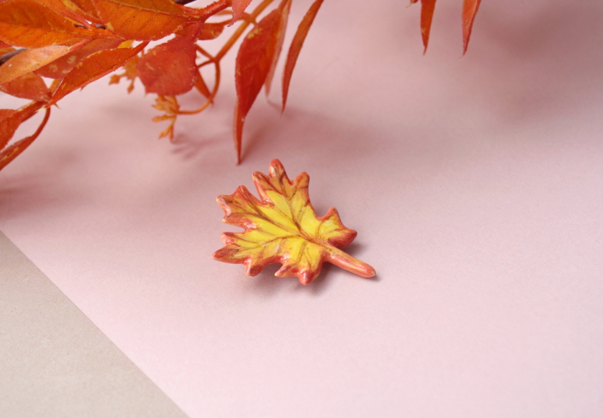 Broszka ceramiczna liść klonu  