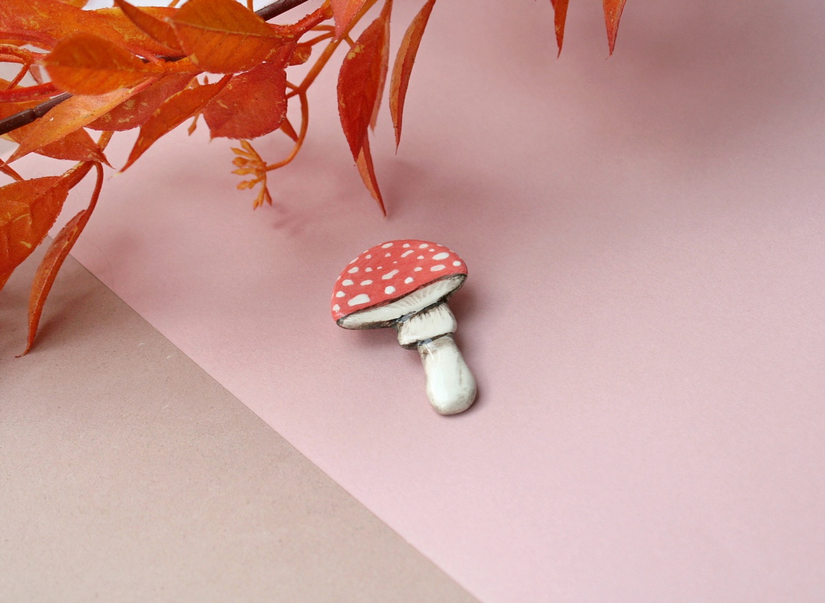 Broszka ceramiczna muchomorek