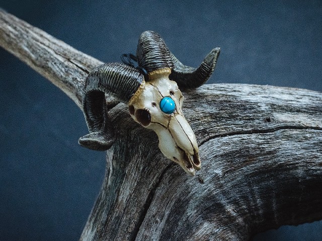 Wisiorek Baran na sznurku