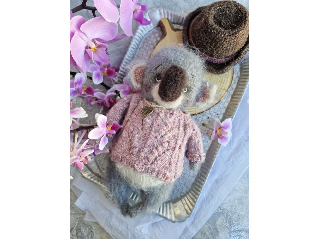 Maskotka Koala w sweterku wykonana na szydełku 