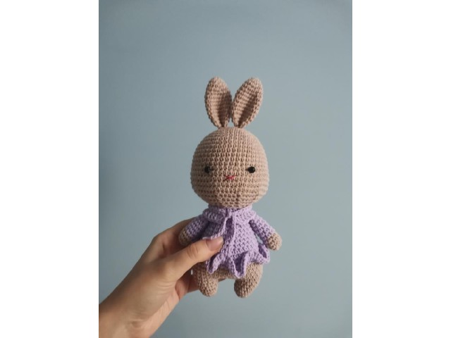 Ręcznie robiona maskotka królik w fioletowej sukience