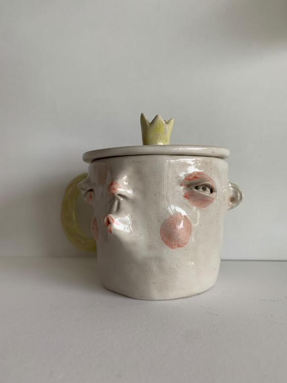 Kubek ceramiczny z pokrywką z zabawną twarzą