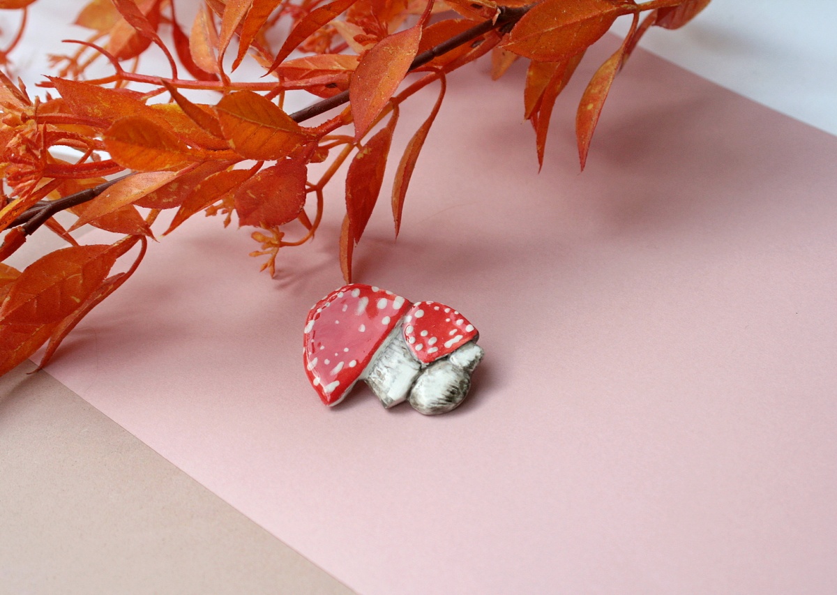 Broszka ceramiczna para muchomorów