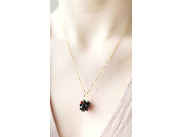 Naszyjnik czarno-czerwona jeżyna 