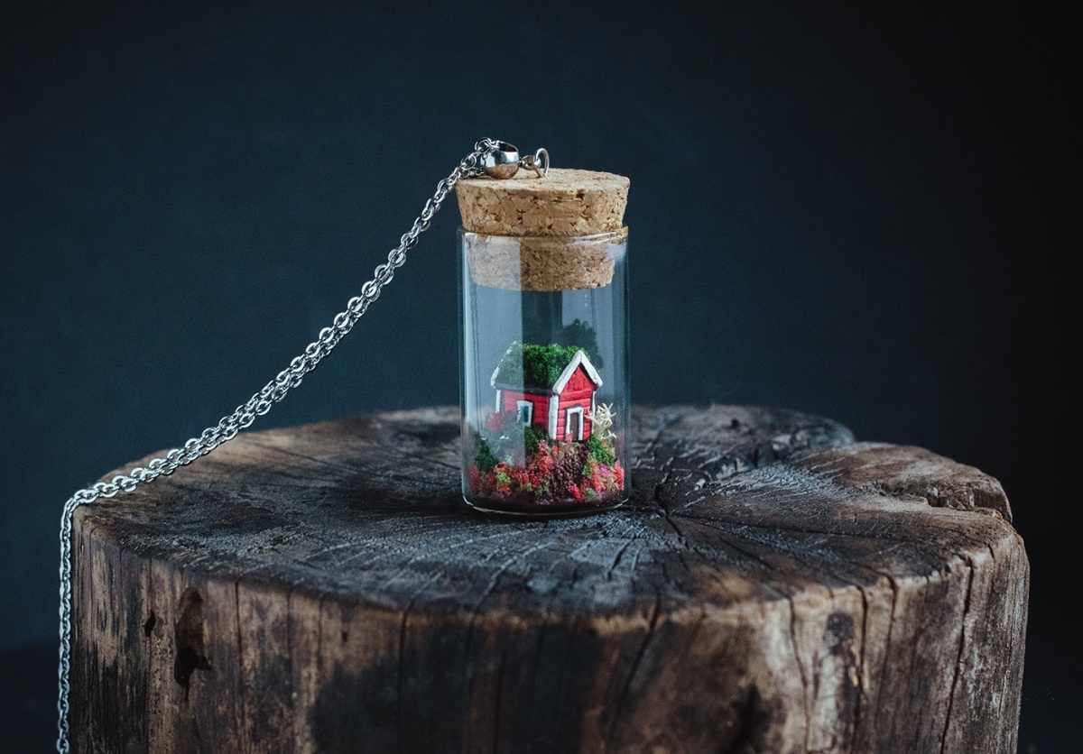 Naszyjnik z miniaturowym domkiem w szklanej buteleczce – nostalgia zamknięta w małym świecie