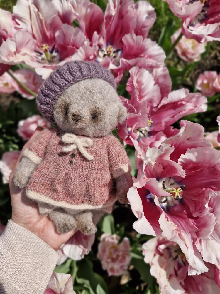 Miś w różowej sukience i fioletowym berecie – urocza kolekcjonerska zabawka