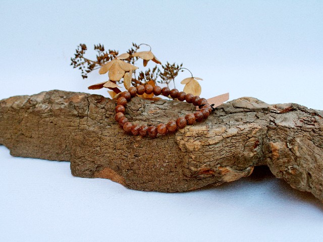 Bransoletka z drewnianych koralików