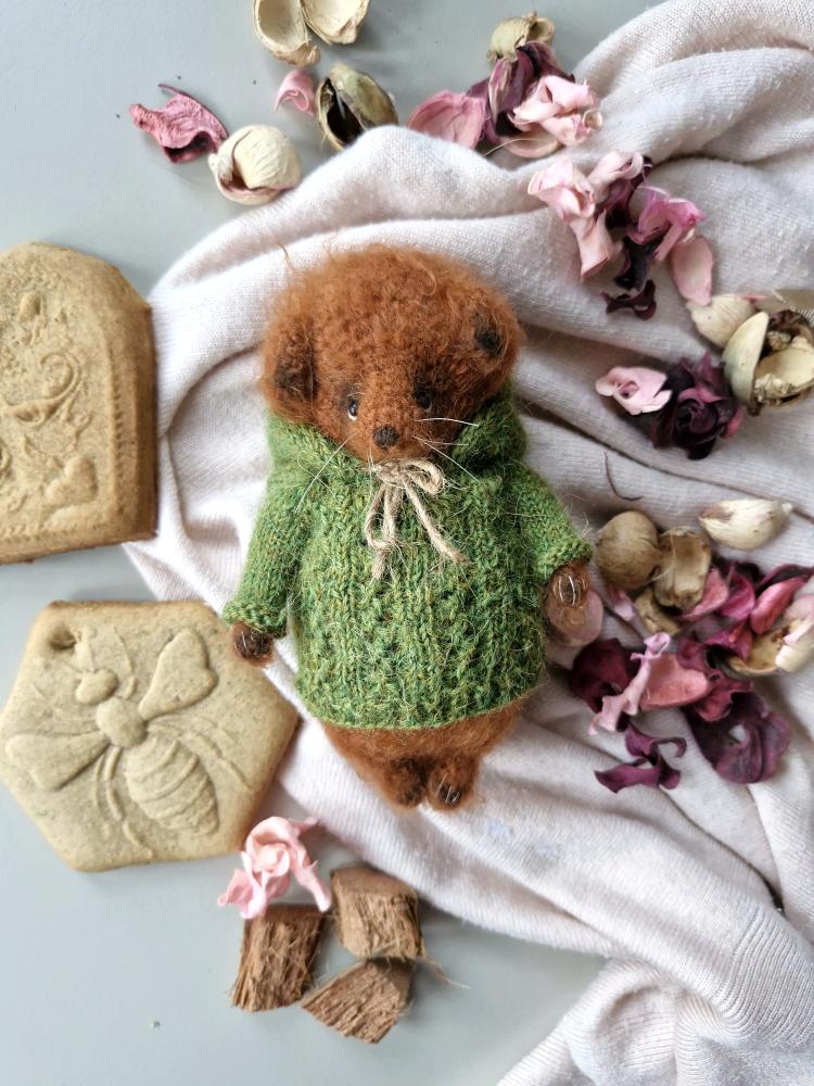 Ruda lisiczka w zielonym sweterku z kapturem – ręcznie robiona kolekcjonerska zabawka