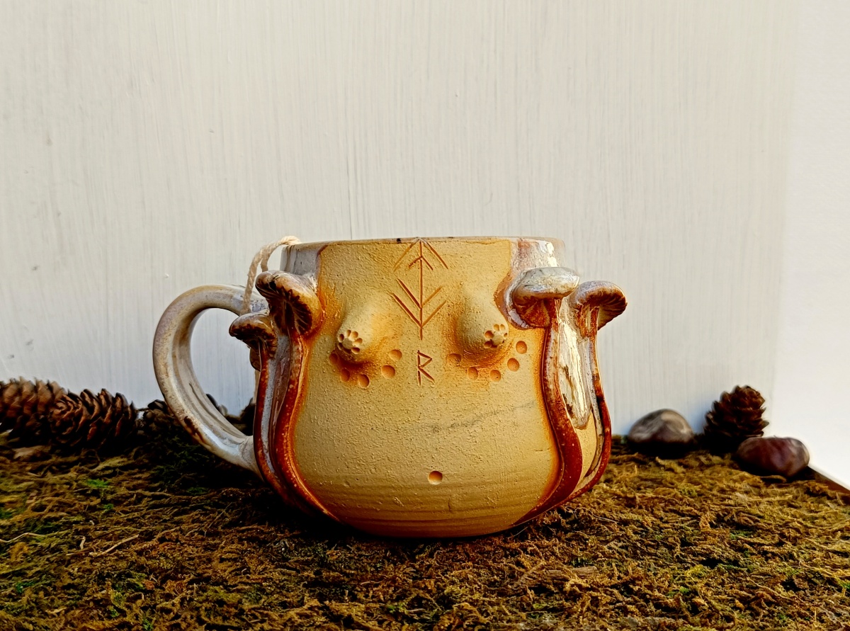 Kubek z runami i grzybami – siła natury w dłoniach  