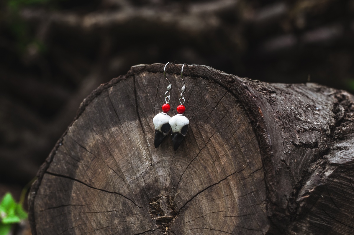 Kolczyki czaszki z czerwonym koralikiem – ręcznie robiona biżuteria gotycka