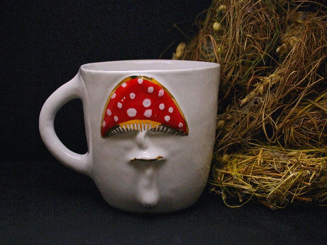 Ceramiczny kubek z muchomorem ze złotym wykończeniem 