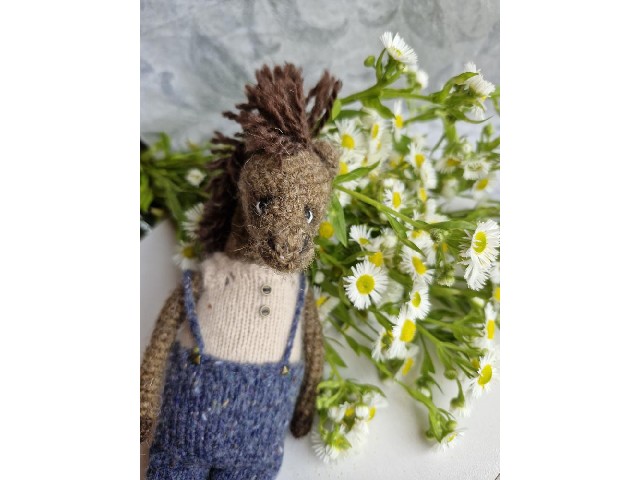 Wykonana ręcznie zabawka – Koniik w ogrodniczkach