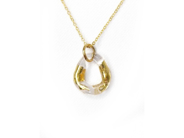 Drobny wisiorek ze złotem 